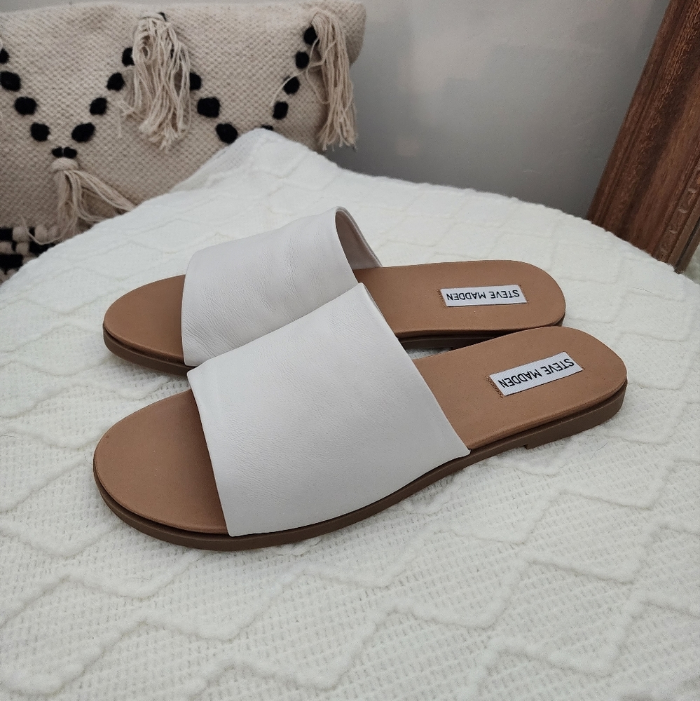 STEVE MADDEN KAROLYN SANDAL. White Leather. Size 11. New. Slip on the Karolyn